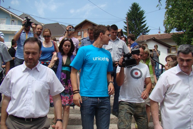 Edin Dzeko u posjeti OŠ Berta Kučera i 13. rujan